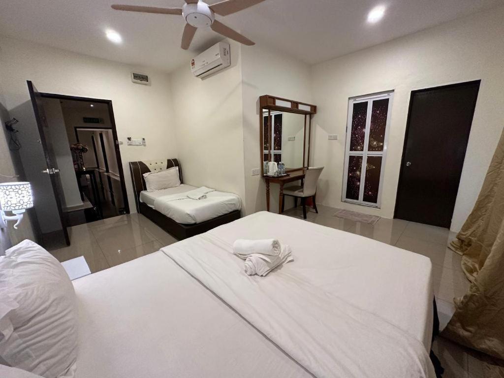 Sunsega Hotel Perai Bagian luar foto